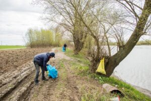 28.04.2021. Połaniec. Akcja sprzątania brzegu Wisły / Justyna Kosowicz