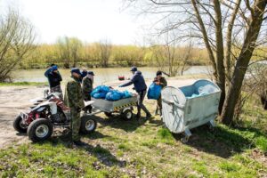 28.04.2021. Połaniec. Akcja sprzątania brzegu Wisły / Justyna Kosowicz