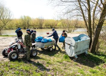 28.04.2021. Połaniec. Akcja sprzątania brzegu Wisły / Justyna Kosowicz