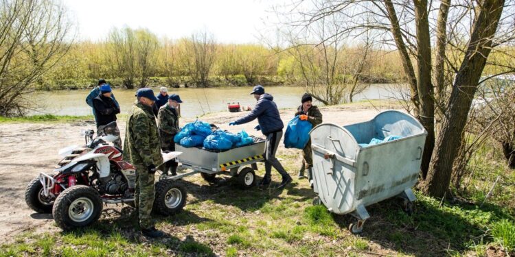 28.04.2021. Połaniec. Akcja sprzątania brzegu Wisły / Justyna Kosowicz