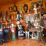 04.04.2021. Końskie. Na zdjęciu: Grzegorz Król wśród swoich rzeźb / Magdalena Galas-Klusek / Radio Kielce