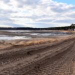 06.04.2021. Sielpia. Wycinka krzewów i starych drzew na molo / Magdalena Galas-Klusek / Radio Kielce