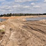 22.04.2021 Sielpia. Miłośnicy quadów rozjeżdżają dno zbiornika / Magdalena Galas-Klusek / Radio Kielce