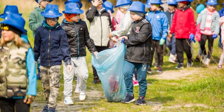 23.04.2021. Połaniec. Sprzątanie z okazji Dnia Ziemi / Justyna Kosowicz