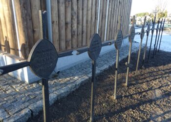 07.01.2021. Jędrzejów. Żeliwne krzyże znajdujące się na cmentarzu klasztornym, które zostaną poddane renowacji / Ewa Pociejowska-Gawęda / Radio Kielce