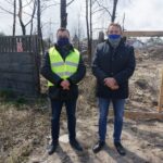 08.04.2021. Sitkówka-Nowiny. Nielegalne wysypisko. Na zdjęciu (od lewej): Marcin Misztal - przedstawiciel firmy Hydrogeotechnika i Mirosław Gębski - starosta kielecki / Paulina Michta / Radio Kielce