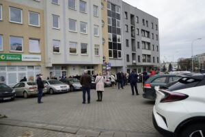 12.04.2021 Kielce. Kolejka pacjentów przed przychodnią Centrum Medyczne Zdrowie przy ulicy Warszawskiej / Aneta Cielibała-Gil / Radio Kielce