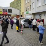 12.04.2021 Kielce. Kolejka pacjentów przed przychodnią Centrum Medyczne Zdrowie przy ulicy Warszawskiej / Aneta Cielibała-Gil / Radio Kielce