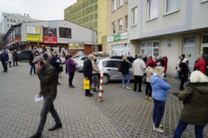 12.04.2021 Kielce. Kolejka pacjentów przed przychodnią Centrum Medyczne Zdrowie przy ulicy Warszawskiej / Aneta Cielibała-Gil / Radio Kielce