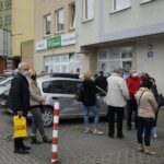 12.04.2021 Kielce. Kolejka pacjentów przed przychodnią Centrum Medyczne Zdrowie przy ulicy Warszawskiej / Aneta Cielibała-Gil / Radio Kielce