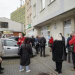 12.04.2021 Kielce. Kolejka pacjentów przed przychodnią Centrum Medyczne Zdrowie przy ulicy Warszawskiej / Aneta Cielibała-Gil / Radio Kielce