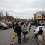 12.04.2021 Kielce. Kolejka pacjentów przed przychodnią Centrum Medyczne Zdrowie przy ulicy Warszawskiej / Aneta Cielibała-Gil / Radio Kielce