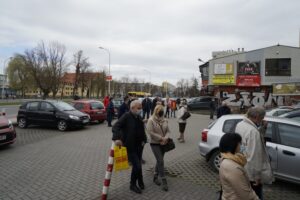 12.04.2021 Kielce. Kolejka pacjentów przed przychodnią Centrum Medyczne Zdrowie przy ulicy Warszawskiej / Aneta Cielibała-Gil / Radio Kielce