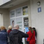 12.04.2021 Kielce. Kolejka pacjentów przed przychodnią Centrum Medyczne Zdrowie przy ulicy Warszawskiej / Aneta Cielibała-Gil / Radio Kielce