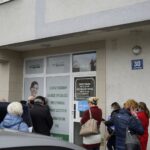 12.04.2021 Kielce. Kolejka pacjentów przed przychodnią Centrum Medyczne Zdrowie przy ulicy Warszawskiej / Aneta Cielibała-Gil / Radio Kielce