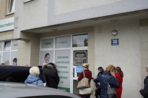 12.04.2021 Kielce. Kolejka pacjentów przed przychodnią Centrum Medyczne Zdrowie przy ulicy Warszawskiej / Aneta Cielibała-Gil / Radio Kielce