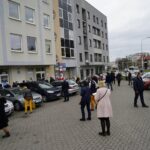 12.04.2021 Kielce. Kolejka pacjentów przed przychodnią Centrum Medyczne Zdrowie przy ulicy Warszawskiej / Aneta Cielibała-Gil / Radio Kielce