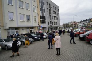 12.04.2021 Kielce. Kolejka pacjentów przed przychodnią Centrum Medyczne Zdrowie przy ulicy Warszawskiej / Aneta Cielibała-Gil / Radio Kielce