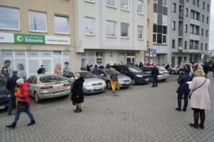 12.04.2021 Kielce. Kolejka pacjentów przed przychodnią Centrum Medyczne Zdrowie przy ulicy Warszawskiej / Aneta Cielibała-Gil / Radio Kielce