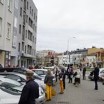 12.04.2021 Kielce. Kolejka pacjentów przed przychodnią Centrum Medyczne Zdrowie przy ulicy Warszawskiej / Aneta Cielibała-Gil / Radio Kielce