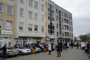 12.04.2021 Kielce. Kolejka pacjentów przed przychodnią Centrum Medyczne Zdrowie przy ulicy Warszawskiej / Aneta Cielibała-Gil / Radio Kielce