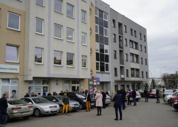 12.04.2021 Kielce. Kolejka pacjentów przed przychodnią Centrum Medyczne Zdrowie przy ulicy Warszawskiej / Aneta Cielibała-Gil / Radio Kielce