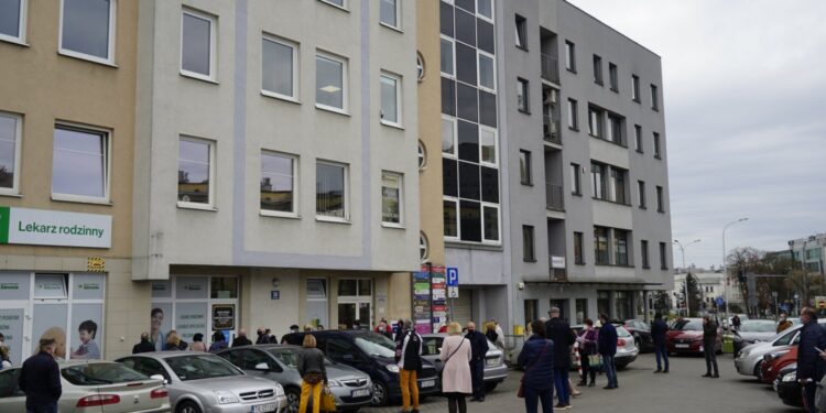 12.04.2021 Kielce. Kolejka pacjentów przed przychodnią Centrum Medyczne Zdrowie przy ulicy Warszawskiej / Aneta Cielibała-Gil / Radio Kielce