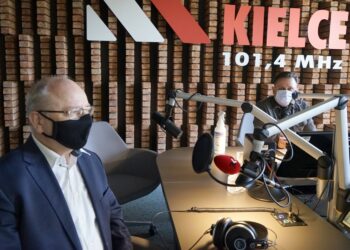 22.04.2021. Kielce. Punkty Widzenia. Na zdjęciu (od lewej): Krzysztof Obratański - burmistrz Końskich i red. Robert Szumielewicz - Radio Kielce / Kamil Król / Radio Kielce