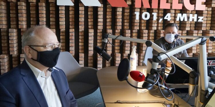 22.04.2021. Kielce. Punkty Widzenia. Na zdjęciu (od lewej): Krzysztof Obratański - burmistrz Końskich i red. Robert Szumielewicz - Radio Kielce / Kamil Król / Radio Kielce