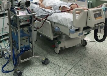 Pacjent podłączony do aparatury ECMO / usk.opole.pl