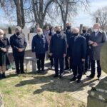 11.04.2021. Góry Wysokie. Złożenie kwiatów przy mogile księdza Konstantego Foltańskiego / Grażyna Szlęzak-Wójcik / Radio Kielce