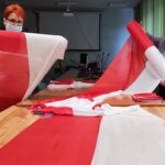 20.04.2021. Koła Gospodyń Wiejskich z Kazimierzy Wielkiej szyją flagi narodowe dla mieszkańców gminy. Na zdjęciu (od lewej): Agnieszka Styczeń z urzędu Miasta i Gminy w Kazimierzy Wielkiej oraz Barbara Kozińska, przewodnicząca Koła Gospodyń Wiejskich w Głuchowie / Adam Bodzioch
