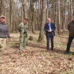 13.04.2021. Góra Chełmowa. Na zdjęciu (od lewej): Sebastian Grabowiec - Świętokrzyska Grupa Eksploracyjna, Jan Reklewski - dyrektor ŚPN, Andrzej Gąsior - burmistrz Nowej Słupi, Paweł Sadrak - przewodnik z ŚPN / Emilia Sitarska / Radio Kielce