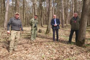 13.04.2021. Góra Chełmowa. Na zdjęciu (od lewej): Sebastian Grabowiec - Świętokrzyska Grupa Eksploracyjna, Jan Reklewski - dyrektor ŚPN, Andrzej Gąsior - burmistrz Nowej Słupi, Paweł Sadrak - przewodnik z ŚPN / Emilia Sitarska / Radio Kielce