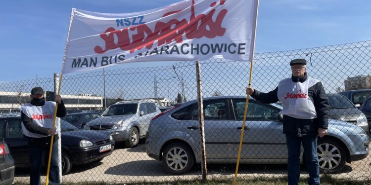 09.04.2021. Starachowice. Protest w sprawie podwyżek przed firmą MAN / Anna Głąb / Radio Kielce