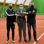 23.04.2021 Starachowice. Korty tenisowe po remoncie. Na zdjęciu (od lewej): Kamil Wrona - trener, Marek Materek – prezydent Starachowic, Adam Sulasz - właściciel firmy AS Tenis / Anna Głąb / Radio Kielce