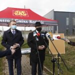 26.04.2021 Końskie. Konferencja dotycząca strefy gospodarczej w Końskich. Na zdjęciu od lewej: minister Michał Cieślak, burmistrz Końskich Krzysztof Obratański / Jarosław Kubalski / Radio Kielce