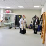 21.04.2021. Kielce. Otwarcie Zakładu Aktywności Zawodowej w siedzibie przy ul. Mielczarskiego. Na zdjęciu (od lewej): Jan Piotrowski - biskup kielecki i ksiądz Andrzej Drapała - prezes zarządu Stowarzyszenia Nadzieja Rodzinie / Jarosław Kubalski / Radio Kielce