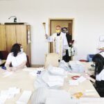 21.04.2021. Kielce. Otwarcie Zakładu Aktywności Zawodowej w siedzibie przy ul. Mielczarskiego. Na zdjęciu: Jan Piotrowski - biskup kielecki i Andrzej Drapała - prezes zarządu Stowarzyszenia Nadzieja Rodzinie / Jarosław Kubalski / Radio Kielce