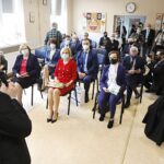 21.04.2021. Kielce. Otwarcie Zakładu Aktywności Zawodowej w siedzibie przy ul. Mielczarskiego. Na zdjęciu: (od lewej): ksiądz Andrzej Drapała - prezes zarządu Stowarzyszenia Nadzieja Rodzinie, Bożena Szczypiór - zastępca prezydenta Kielc, Renata Janik - wicemarszałek województwa świętokrzyskiego, Agata Wojtyszek - poseł PiS, Jan Piotrowski- biskup kielecki / Jarosław Kubalski / Radio Kielce