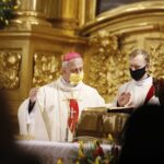 04.04.2021. Kielce. Bazylika katedralna. Msza rezurekcyjna. Na zdjęciu: Jan Piotrowski - biskup kielecki / Jarosław Kubalski / Radio Kielce