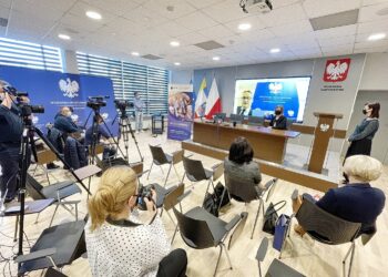 01.03.2021 Kielce. ŚUW. Konferencja prasowa dotycząca rozpoczynającego się Narodowego Spisu Powszechnego Ludności i Mieszkań ze zdalnym udziałem wojewody Zbigniewa Koniusza. Za stołem dyrektor Urzędu Statystycznego w Kielcach Agnieszka Piotrowska-Piątek / Jarosław Kubalski / Radio Kielce