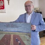 12.04.2021. Końskie. Znaleziska w remontowanym Pałacu Małachowskich. Na zdjęciu: Burmistrz Końskich Krzysztof Obratański prezentuje malowaną ręcznie tablicę edukacyjną ilustrującą metody uprawy roli i sposoby gospodarowania / Magdalena Galas-Klusek / Radio Kielce