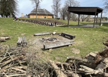 05.04.2021. Ciekoty. Krąg ogniskowy obok Centrum Edukacji i Kultury „Szklany Dom” / Jarosław Kubalski / Radio Kielce