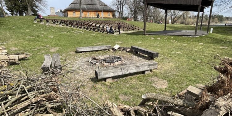 05.04.2021. Ciekoty. Krąg ogniskowy obok Centrum Edukacji i Kultury „Szklany Dom” / Jarosław Kubalski / Radio Kielce