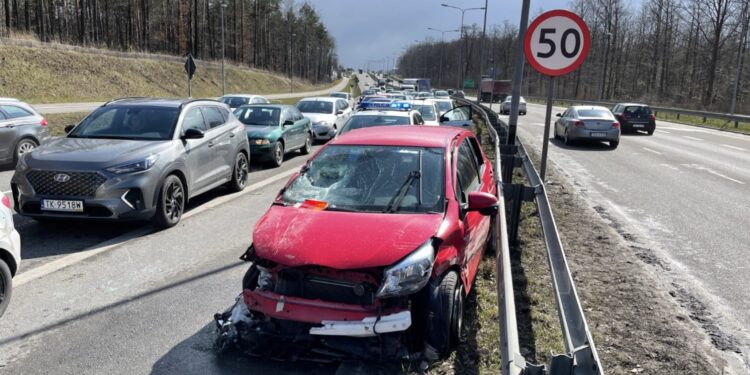 08.04.2021 Kielce. Wypadek na ul. Ściegiennego / Jarosław Kubalski / Radio Kielce