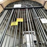 14.04.2021. Kielce. Zamknięta brama Pałacu Biskupów Krakowskich / Jarosław Kubalski / Radio Kielce