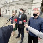 19.04.2021. Kielce. Konferencja przed urzędem miasta. Na zdjęciu: Joanna Winiarska - radna klubu Bezpartyjni i Niezależni, Marcin Stępniewski - radny PIS, Wiesław Koza - radny PiS / Jarosław Kubalski / Radio Kielce