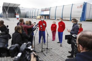 19.02.2021. Kielce. Świętokrzyski Szpital Tymczasowy. Na zdjęciu (od lewej): Michał Zbojszcz - kierownik Świętokrzyskiego Szpitala Tymczasowego, Dorota Nowowiejska - koordynator zespołu pielęgniarek i ratowników medycznych Świętokrzyskiego Szpitala Tymczasowego, Michał Domagała - koordynator oddziału intensywnej terapii Świętokrzyskiego Szpitala Tymczasowego / Jarosław Kubalski / Radio Kielce