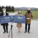 23.04.2021. Pępice. Przekazanie środków z Rządowego Funduszu Inwestycji Lokalnych. Na zdjęciu (od lewej): Krzysztof Słoń - senator PiS, Anna Krupka - wiceminister kultury, dziedzictwa narodowego i sportu i Michał Milcarz - zastępca wójta Mniowa / Jarosław Kubalski / Radio Kielce